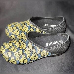 Sanita clogs with yellow, blue & skull and crossbones "Day of the Dead" pattern